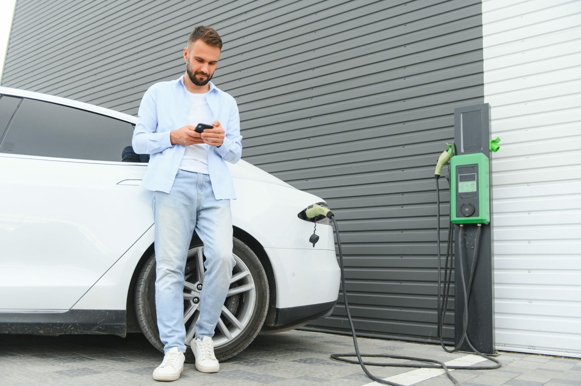 Elektroauto lädt